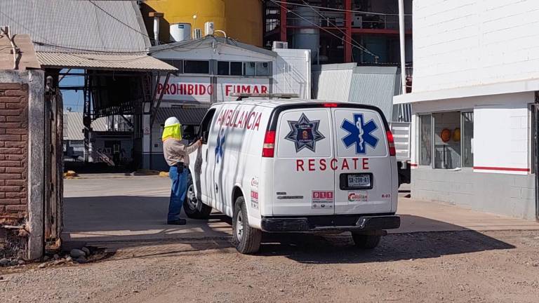 Personal de rescate acude a dar auxilio al empleado que cae en una cisterna en una empresa de granos, en Culiacán.