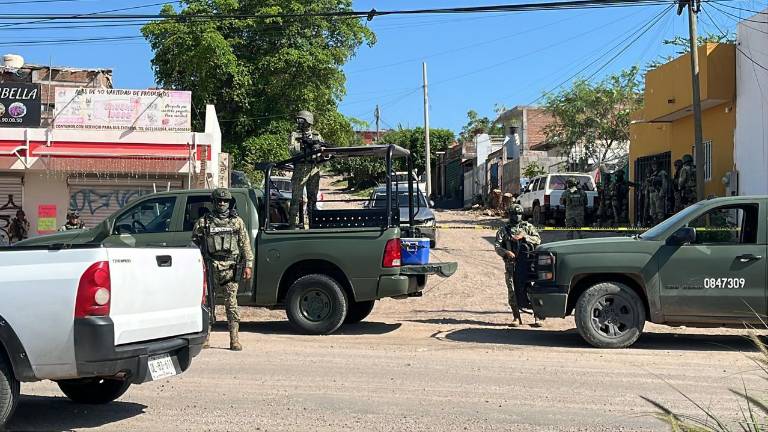 Militares detuvieron a un hombre en posesión de un arma y un vehículo con reporte de robo en Culiacán.