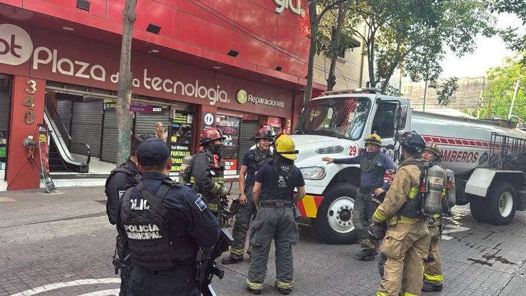Corporaciones de emergencia atienden un conato de incendio en el Centro de Culiacán.