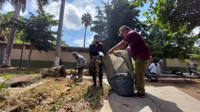 Trabajo de limpieza en secundaria técnica de Guasave.