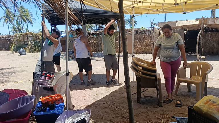 Decenas de familias arribaron desde temprana hora a la playa Las Cabras para instalar sus enramadas y prepararse para las fiestas.