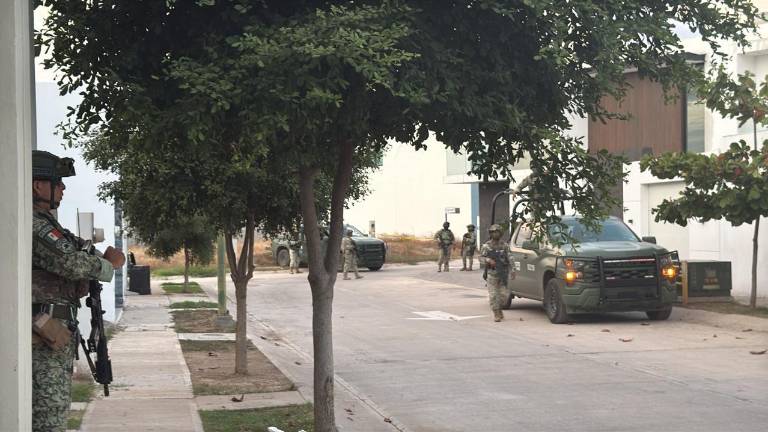 Elementos del Ejército Mexicano arribaron para dar fe del hecho y llamaron al personal de emergencia tras encontrar al adolescente lesionado de bala.