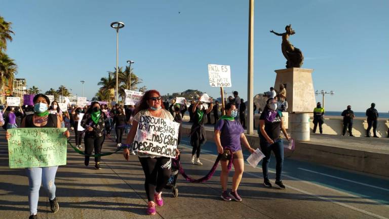 Inicia marcha por el Día Internacional de la Mujer en Mazatlán