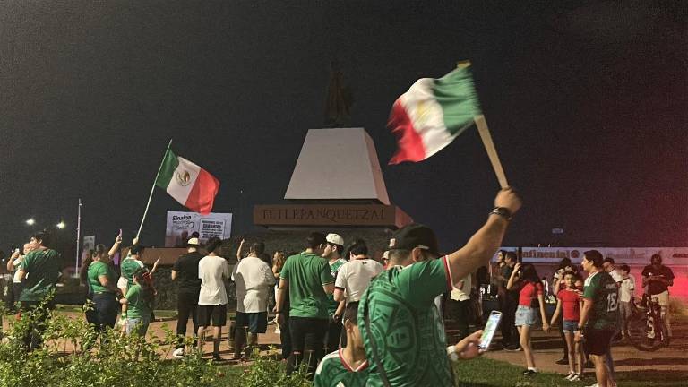 Cerca de 200 personas se reúnen en este emblemático punto para celebrar el pase de México a octavos.