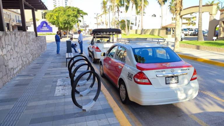 Proponen solución a problema de sitios de taxis en la Avenida Playa Gaviotas, en Mazatlán