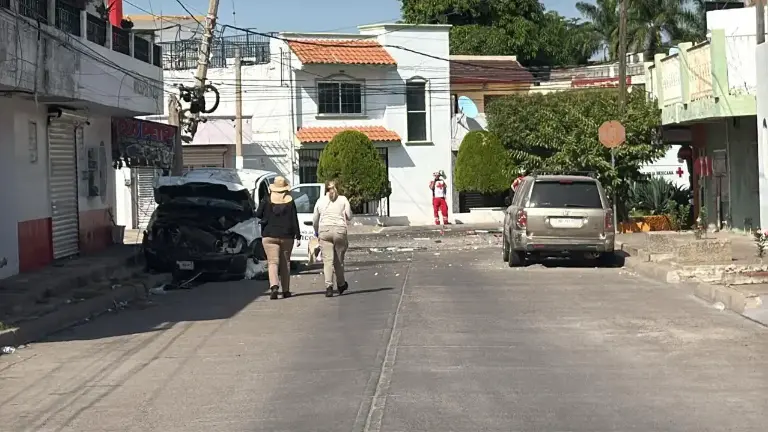 Un vehículo oficial embistió y causó la muerte de un marisquero este domingo en la colonia Benito Juárez.