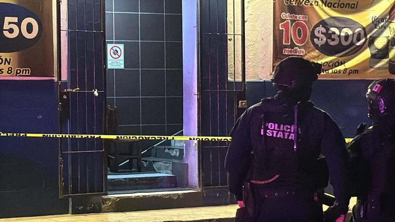 Al interior de una cantina, un hombre fue asesinado a balazos este sábado en el Centro de Culiacán.