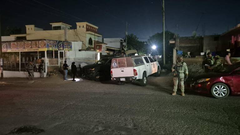 Militares y personal de investigación resguardaron la zona donde un hombre fue atacado a balazos la tarde de este miércoles en Culiacán.