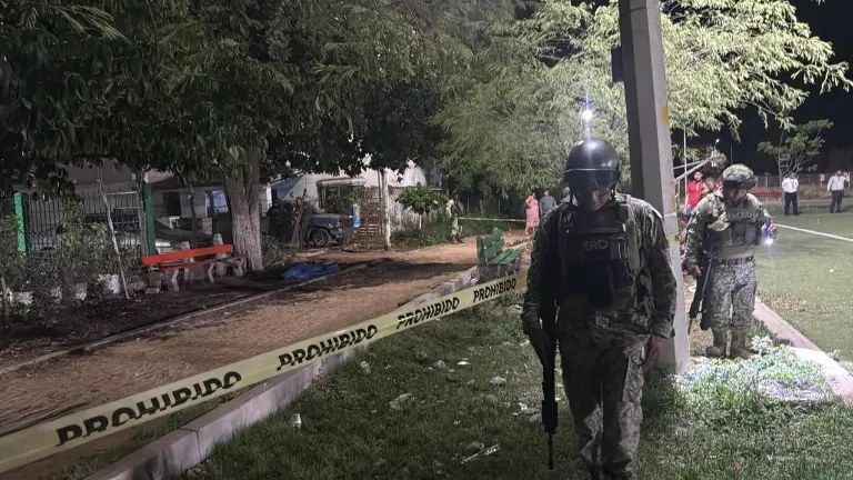 Elementos de seguridad y peritos acudieron a la colonia Loma de Rodriguera tras el asesinato de un adolescente este miércoles.