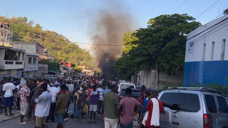 De acuerdo a imágenes en redes sociales, los incendios atrajeron a cientos de espectadores en el barrio Canape Vert.