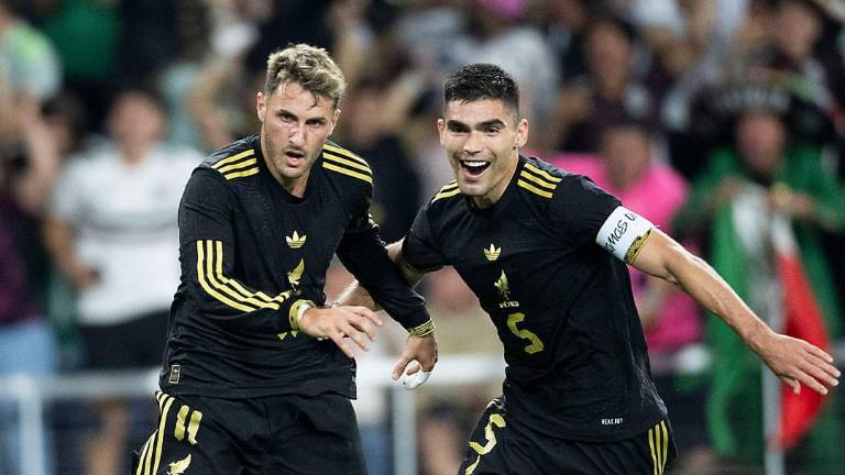 Santiago Giménez y Johan Vásquez podrían saltar como titulares ante Ecuador.