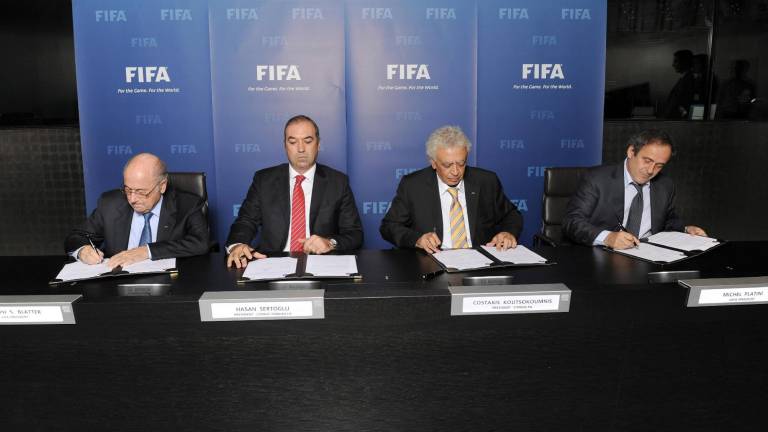 Joseph Blatter (izq.) y Michel Platini (der.) son absueltos en el caso de corrupción de la FIFA.