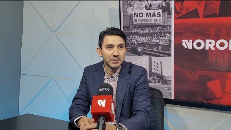 El médico veterinario Juan de la Rosa Martínez promueve una campaña de donación de andaderas en Culiacán.