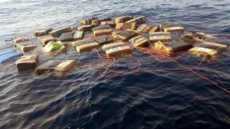 La droga fue hallada en 78 bultos embalados en bolsas de color negro, que contenían 2,155 paquetes de polvo blanco con características similares a la cocaína.