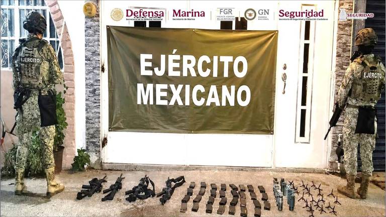 Fuerzas federales aseguraron armas, droga y granadas durante operativos realizados en Sinaloa.