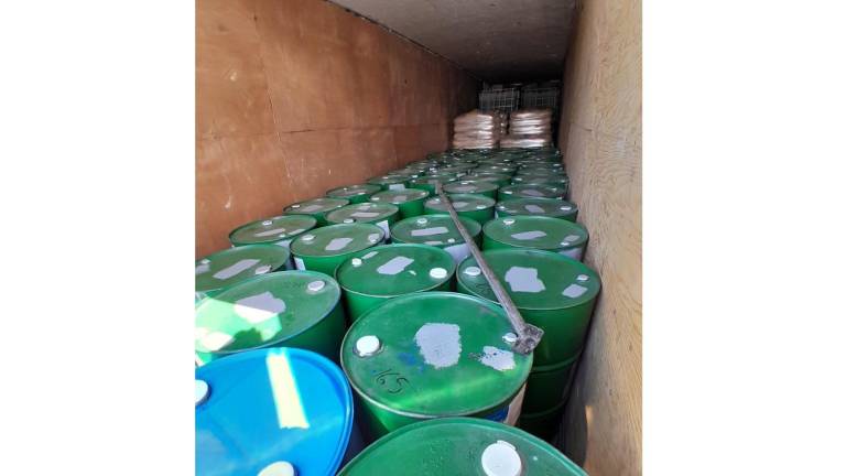 Los detenidos, camiones y sustancias quedaron aseguradas.