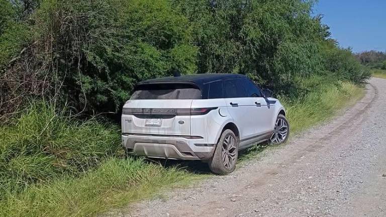 Agentes de Seguridad Pública de El Fuerte localizaron el cuerpo de un hombre dentro de una camioneta Range Rover con reporte de robo.