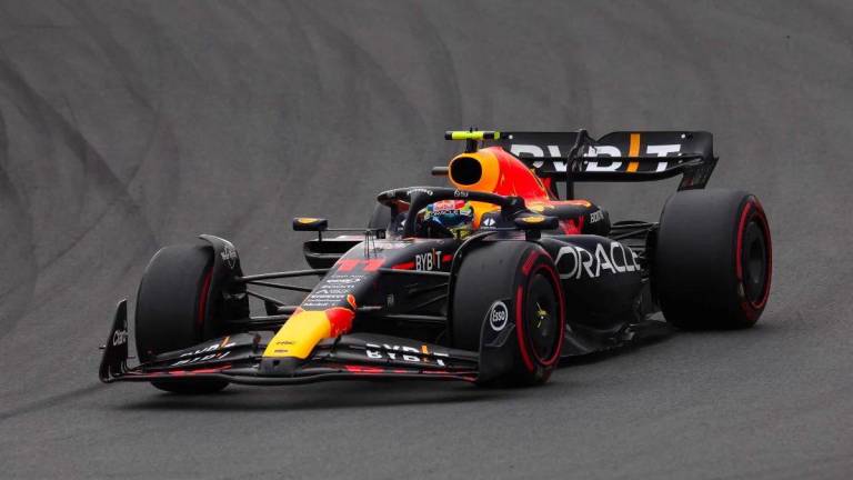 Sergio “Checo” Pérez fue penalizado cuando le quiso dar alcance a Fernando Alonso en el segundo puesto.