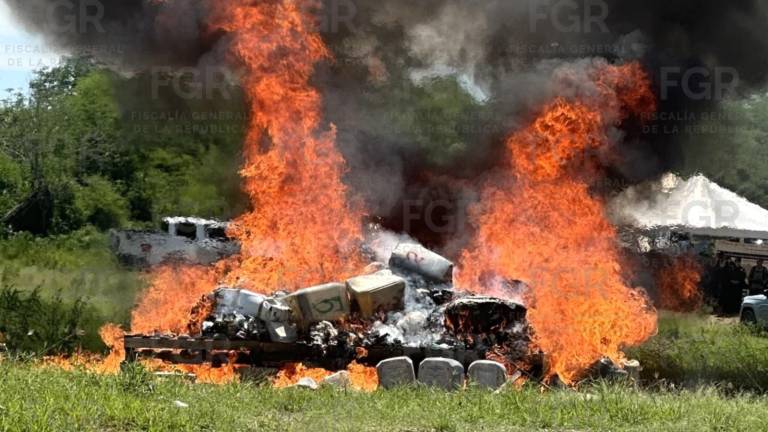 Personal de la FGR supervisa la destrucción e incineración de narcóticos decomisados en Culiacán.