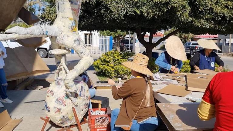 Se informó que trabajan en la elaboración de los monigotes y carros alegóricos.