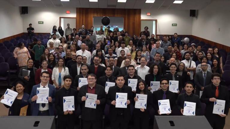 Catorce estudiantes de la Licenciatura en Física, Generación 2020-2025, se graduaron en la UAS.