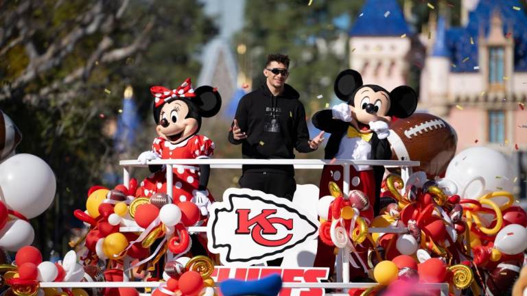 Patrick Mahomes celebra su tercer título en Disneyland