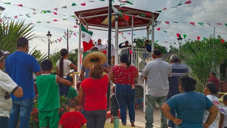 En 2025, el Alcalde de Escuinapa Víctor Manuel Díaz Simental recorrió comunidades para encabezar la ceremonia del Grito de Independencia.