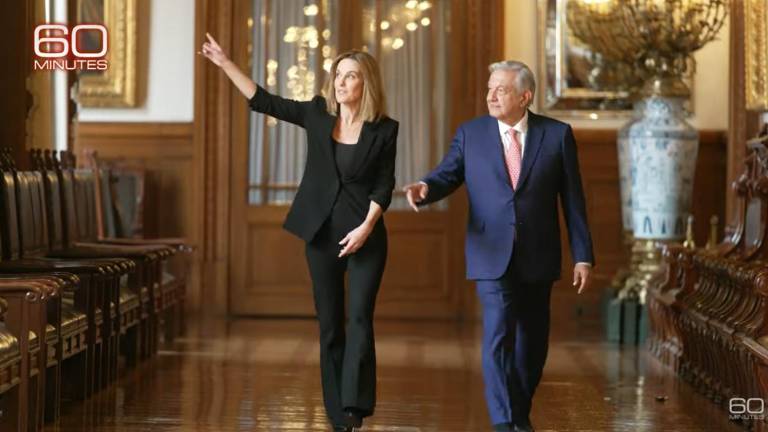 La periodista de 60 minutes, Sharyn Alfonsi, recorre Palacio Nacional junto al Presidente de México Andrés Manuel López Obrador.