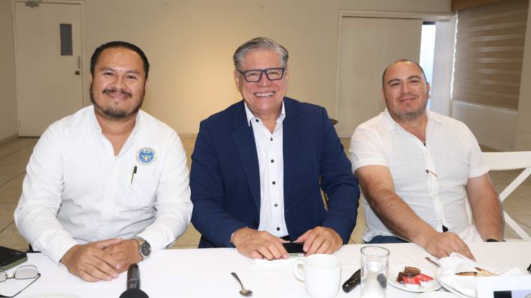 Martín Morales Acuña, presidentes del Colegio de Abogados Genaro Estrada, junto al exponente Héctor Torres y José Octavio Pardo.