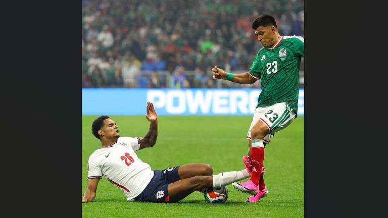 Jarell Quansah fue expulsado tras esta entrada ante Jesús Gallardo.