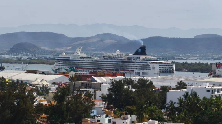 Llegada a Mazatlán del crucero turístico Norwegian Jade.