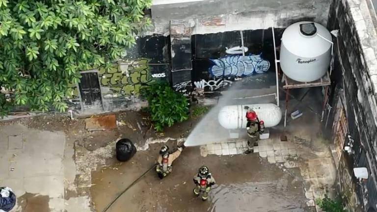Cuerpos de emergencia atendieron este viernes una fuga de gas provocada por un tanque estacionario deteriorado en el Centro Histórico de Mazatlán.