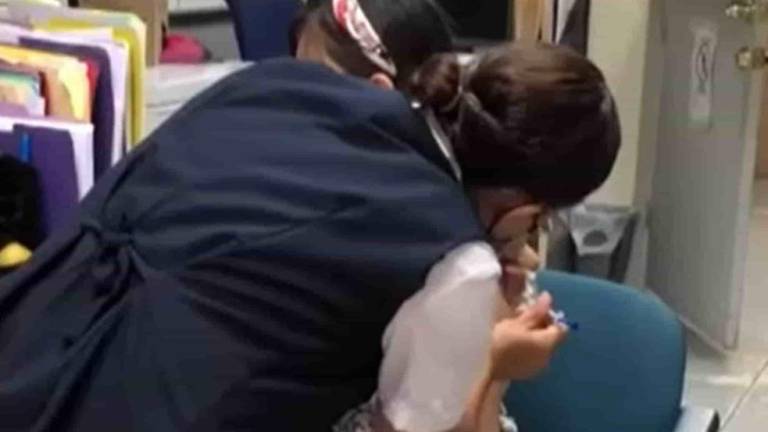 La niña de 13 años de edad recibe la vacuna contra el coronavirus.
