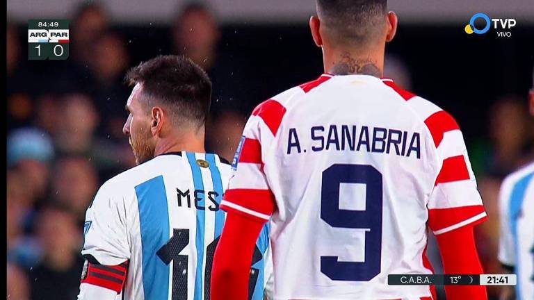 Sanabria escupe a Messi.