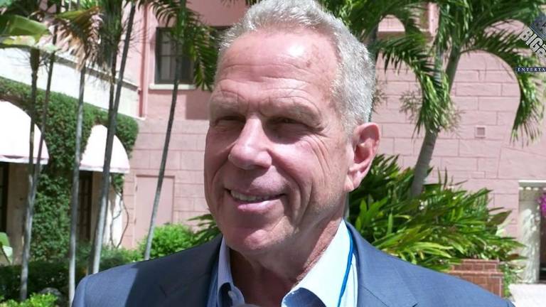 Steve Tisch aparece mencionado en al menos 440 referencias dentro de los correos de Epstein.