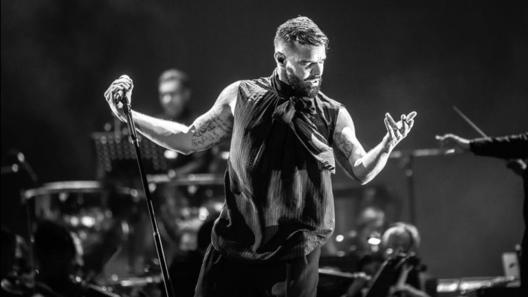 Ricky Martin es sorprendido por sus gemelos en pleno concierto en Suiza