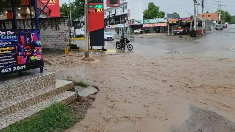 Se atendieron vehículos varados, árboles caídos y monitoreó cauces, incluyendo el rescate de una persona en un arroyo.