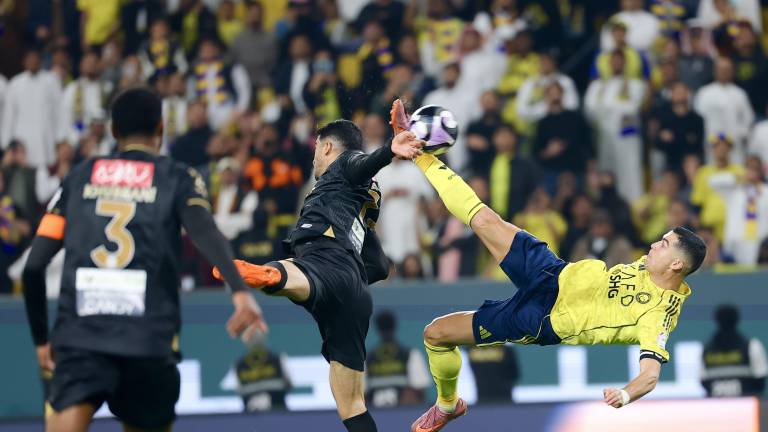 Cristiano Ronaldo marca golazo de chilena.
