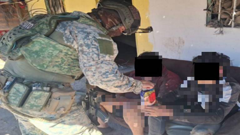 Elementos del Ejército Mexicano rescataron a dos hombres que permanecían privados de la libertad en una cuartería de la sindicatura Villa Juárez.