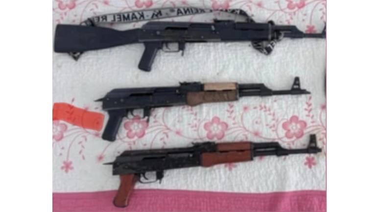 Armas largas, cargadores y cartuchos útiles fueron asegurados por fuerzas federales y estatales durante el operativo en Navolato.