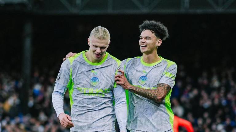 Erling Haaland marca dos goles.