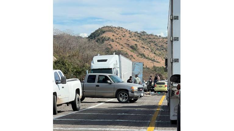 En las fotos se puede ver cómo personas rapiñan los víveres, mientras elementos de la Guardia Nacional están presentes.