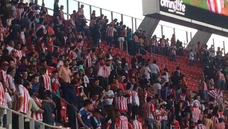 $!En el estadio Jalisco también se registraroin conatos de bronca entre aficionados del Atlas y Chivas.