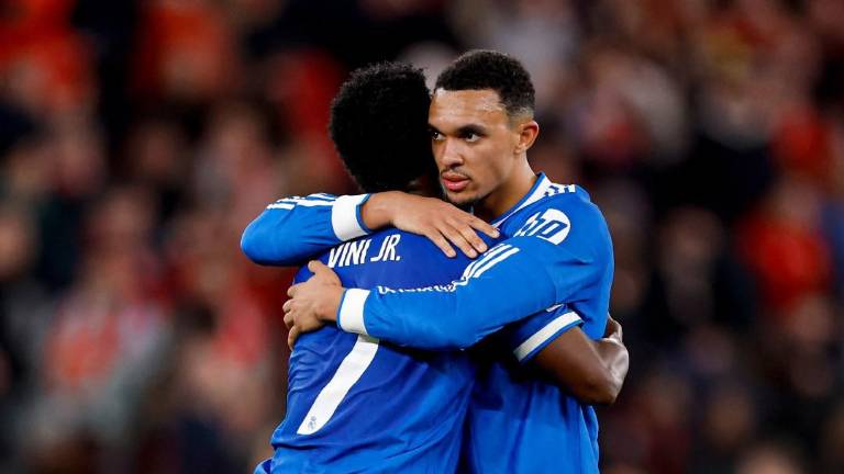 Vinícius Júnior (izq.) marcó el gol merengue, pero también denunció racismo.