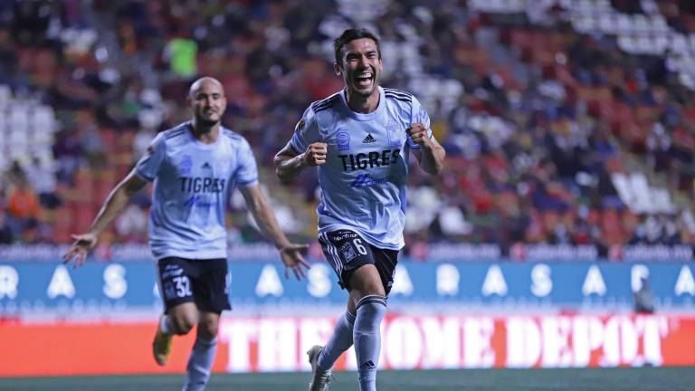 Juan Pablo Vigón celebra la anotación del triunfo de Tigres.