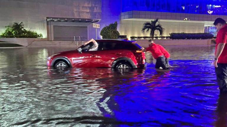 Las inundaciones en calles provocaron que varios vehículos quedaran varados y tuvieran que recibir apoyo de coorporaciones de auxilio.