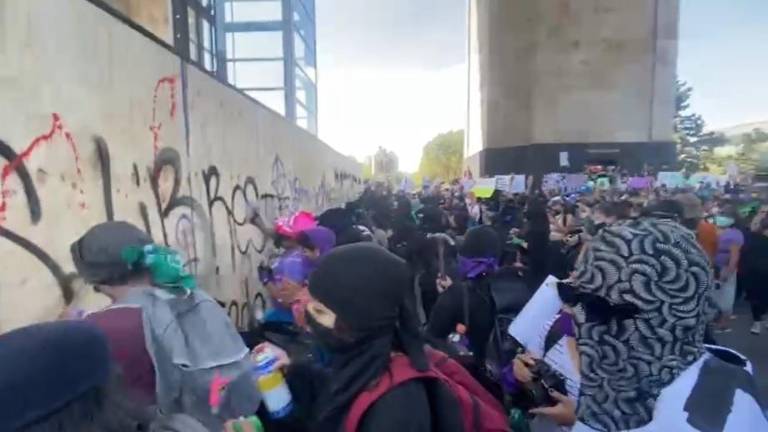 Las manifestantes en el “muro de la paz”.