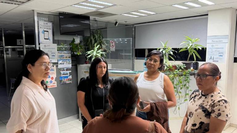 A las instalaciones de la Vicefiscalía Regional Zona Sur acudieron periodistas para presentar la denuncia por el acoso digital recibido por una reportera de Noroeste.