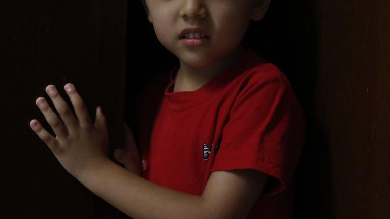 Con apenas 4 años, Juan sueña con camiones y comparte su deseo de recibirlos como regalo este próximo Día de Reyes.