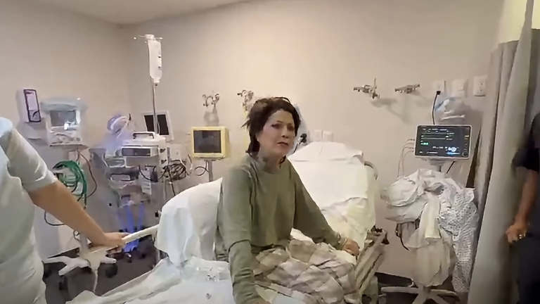 Alejandra Guzmán tuvo que ser hospitalizada tras sufrir una luxación en pleno concierto.